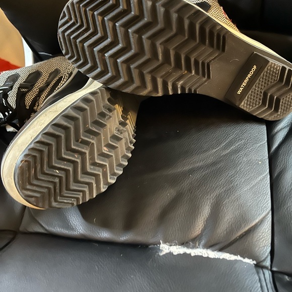 Great but used condition. Snow boots - Picture 4 of 6